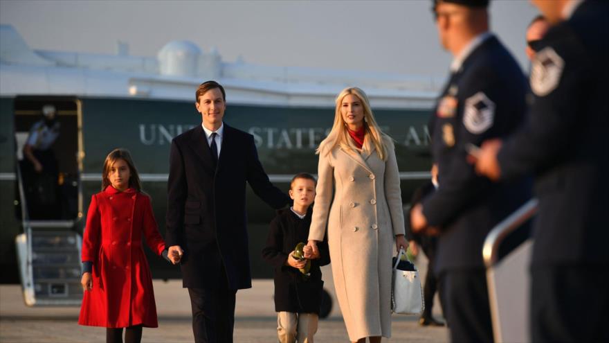 Ivanka Trump y Jared Kushner se trasladan, junto a sus vástagos, con el helicóptero presidencial a Pittsburgh, Pennsylvania, el 22 septiembre de 2020. (Foto: AFP)