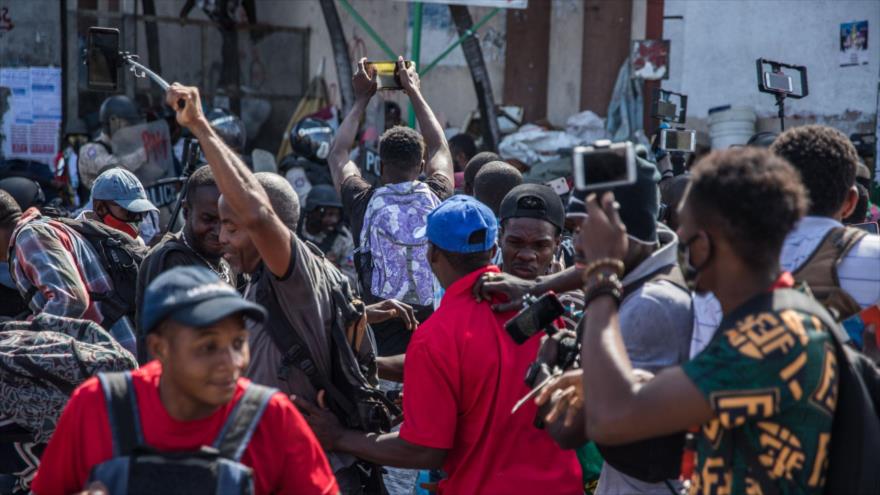Miles de haitianos protestan para exigir dimisión del presidente