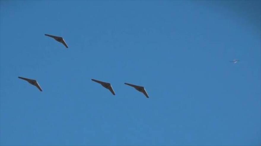 Drones del Cuerpo de Guardianes de Irán vuelan en formación en las maniobras militares Payambar-e Azam 15 (El Gran Profeta 15), 15 de enero de 2021.