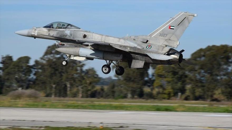 Un avión de combate F-16 de los Emiratos Árabes Unidos (EAU).