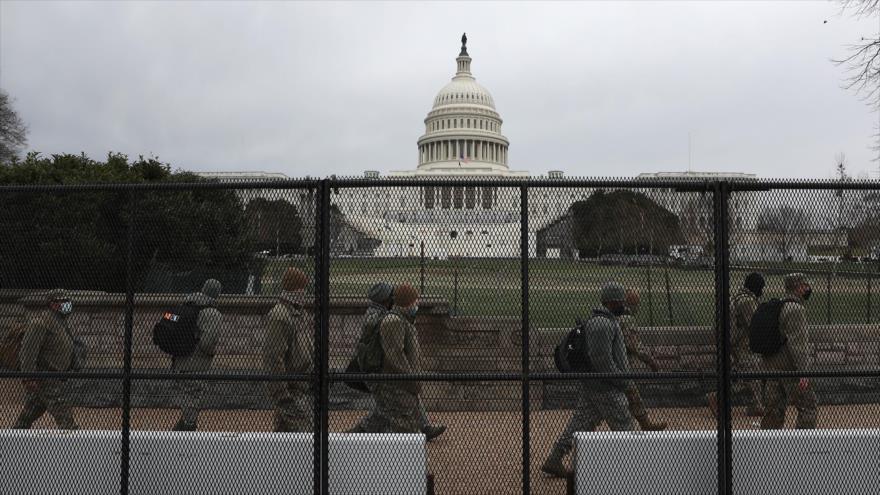 Soldados de la Guardia Nacional de EE.UU., detrás de una valla colocada alrededor del edificio del Capitolio, Washington D.C., 8 de enero de 2021. (Foto: AFP)