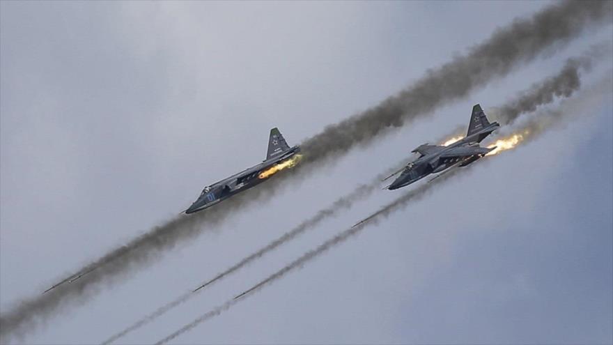 Aviones rusos Su-25 bombardean blancos terroristas en Siria.
