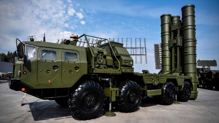El sistema ruso de lanzamiento de misiles antiaéreos S-400 durante un foro militar en las afueras de Moscú, 22 de agosto de 2017. (Foto: AFP)
