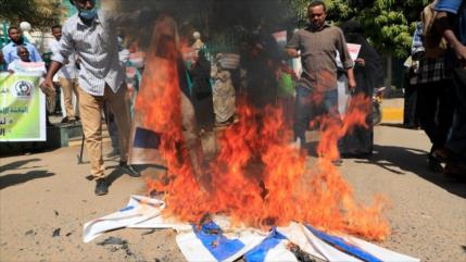 Sudaneses queman bandera israelí en rechazo a la normalización