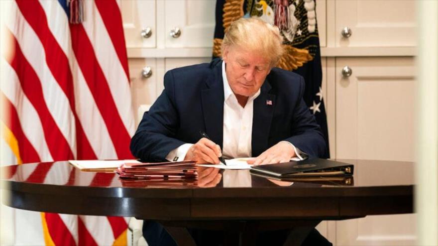 El presidente de EE.UU., Donald Trump, trabajando en la suite presidencial dentro del Centro Médico Militar Nacional Walter Reed en Bethesda, Maryland.