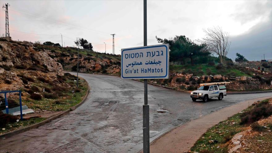 Un cartel en la calle que indica la entrada a Givat Hamatos, un asentamiento israelí en la ocupada Cisjordania, 15 de noviembre de 2020. (Foto: AFP)