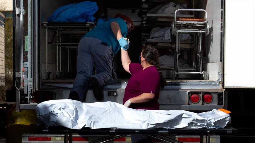Trabajadores trasladan cadáveres de las víctimas del coronavirus en Tucson, Arizona, 14 de enero de 2021. (Foto: AFP)