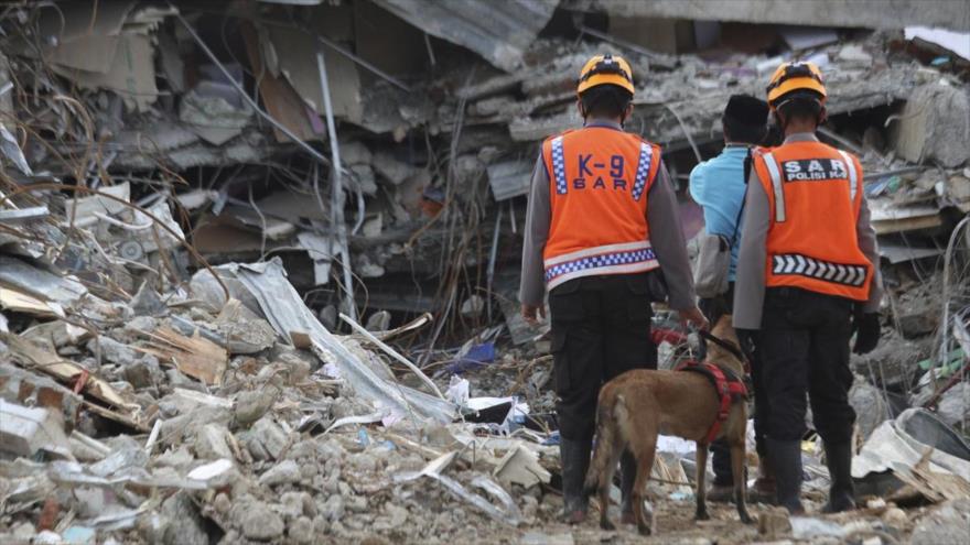 Los rescatistas durante una operación de búsqueda en las ruinas de un edificio derrumbado en Indonesia, el 18 de enero de 2021.