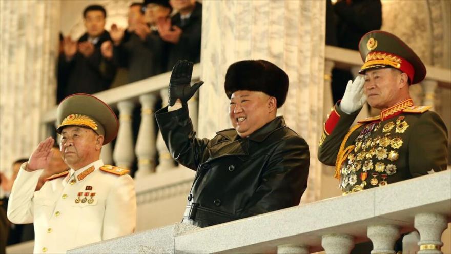El líder de Corea del Norte, Kim Jong-un, saluda a soldados norcoreanos en un desfile militar en Pyongyang, 14 de enero de 2021. (Foto: Images Getty)