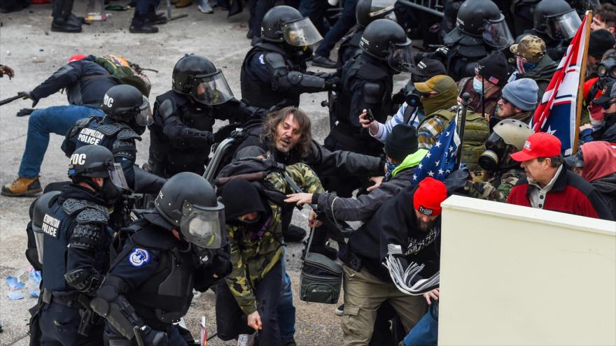 Choques entre la Policía y los partidarios del presidente saliente de EE.UU., Donald Trump, ante el Capitolio, 6 de enero de 2021. (Foto: AFP)