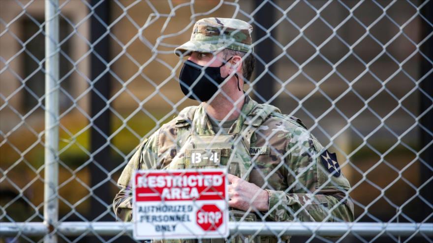 Un miembro de la Guardia Nacional de EE.UU., vigilando fuera del edificio del Capitolio, Washington D.C. (la capital), 17 de enero de 2021. (Foto: AFP)