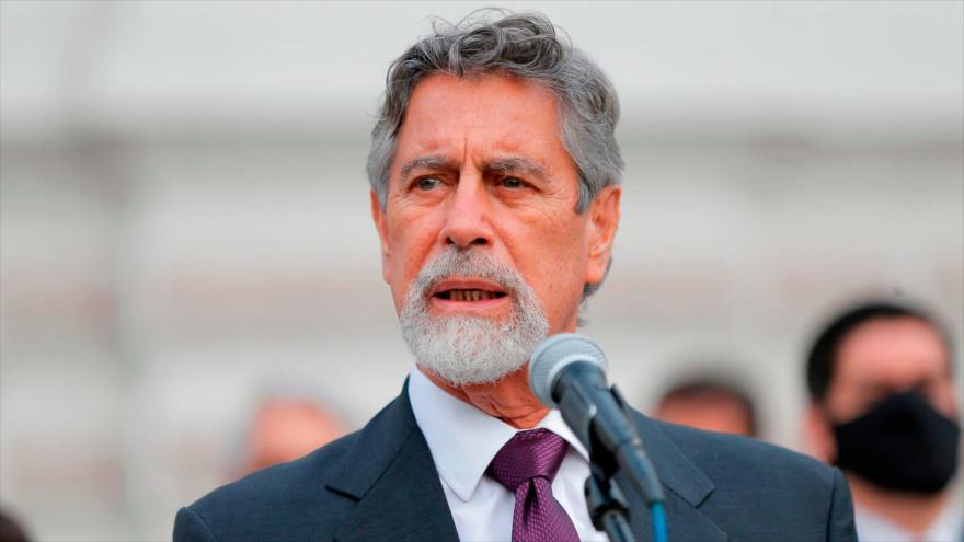 El presidente interino de Perú, Francisco Sagasti, ofrece un discurso en el Congreso de Lima, 16 de noviembre de 2020. (Foto: AFP)