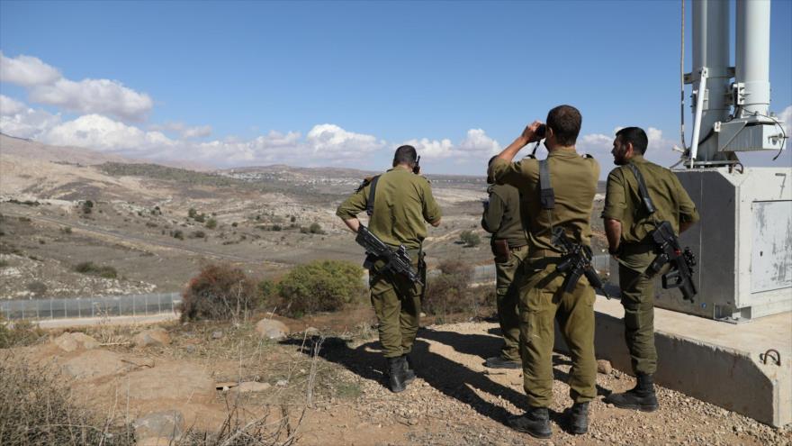 Fuerzas israelíes vigilan la zona cerca de una valla fronteriza entre el lado ocupado por Israel de los altos del Golán y Siria. (Foto: Reuters)