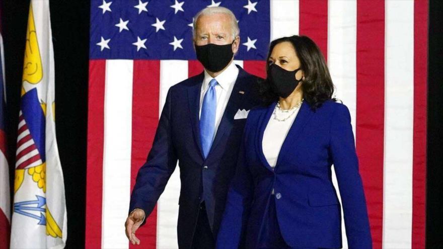 El presidente electo y la vicepresidenta electa de EE.UU., Joe Biden, y Kamala Harris, juntos caminan para asistir a un acto. 
