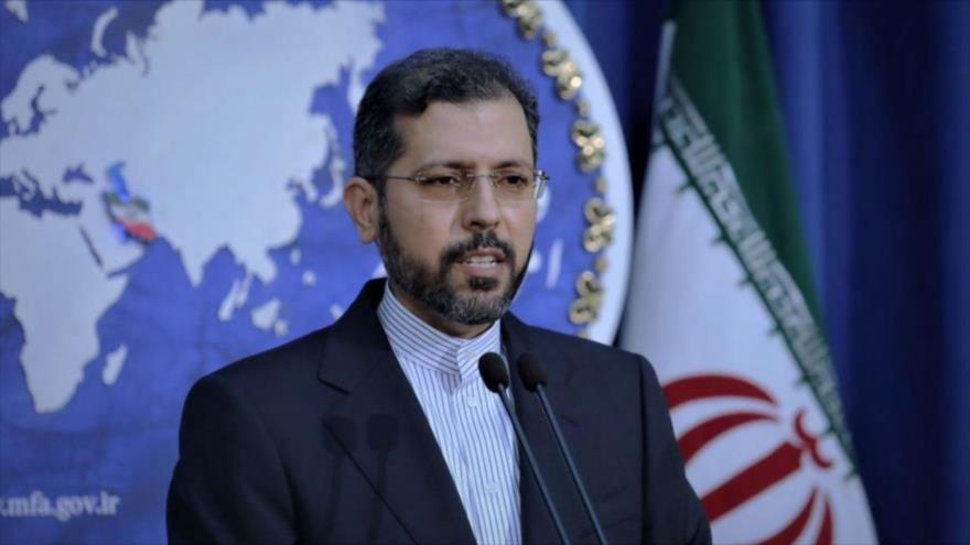 El portavoz del Ministerio de Asuntos Exteriores de Irán, Said Jatibzade, ofrece una rueda prensa en Teherán, la capital.
