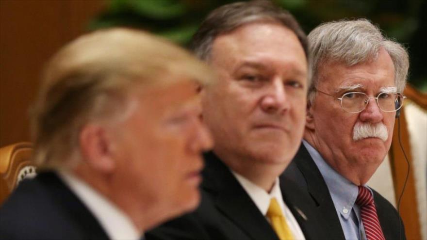 El expresidente de EE.UU. Donald Trump (izq.), junto a su secretario de Estado, Mike Pompeo, y el exasesor John Bolton (dcha.). (Foto: Reuters)