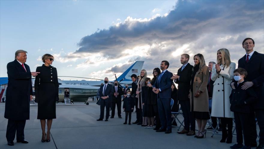 Expresidente de EE.UU. Donald Trump y su familia en la pista de la base militar Andrews, Maryland (este), 20 de enero de 2021. (Foto: AFP)
