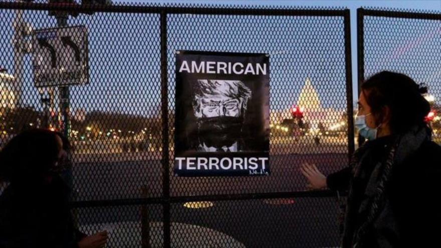 Foto muestra al expresidente de EE.UU. Donald Trump con las palabras terrorista estadounidense.