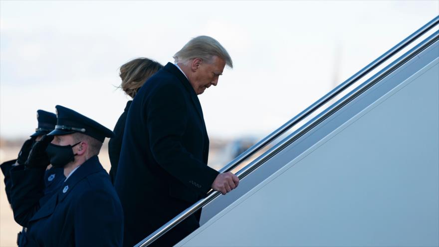 El expresidente de Estados Unidos Donald Trump se embarca en el Air Force One (avión presidencial) en Maryland, 20 de enero de 2021. (Foto: AFP)
