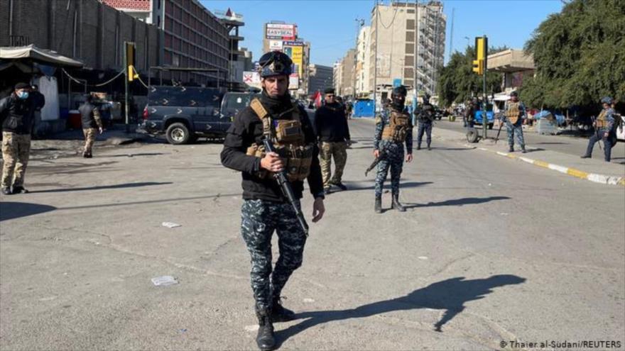 La policía iraquí acordonó la zona del atentado producido este jueves en Bagdad, capital de Irak, 21 de enero de 2021.