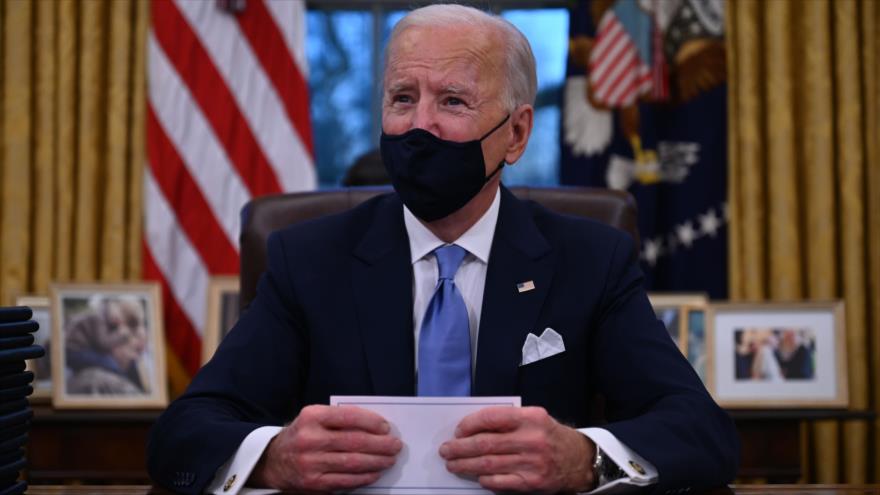 El presidente de EE.UU., Joe Biden, despacha varios asuntos en el Despacho Oval de la Casa Blanca, tras asumir su cargo, 20 de enero de 2021. (Foto: AFP)