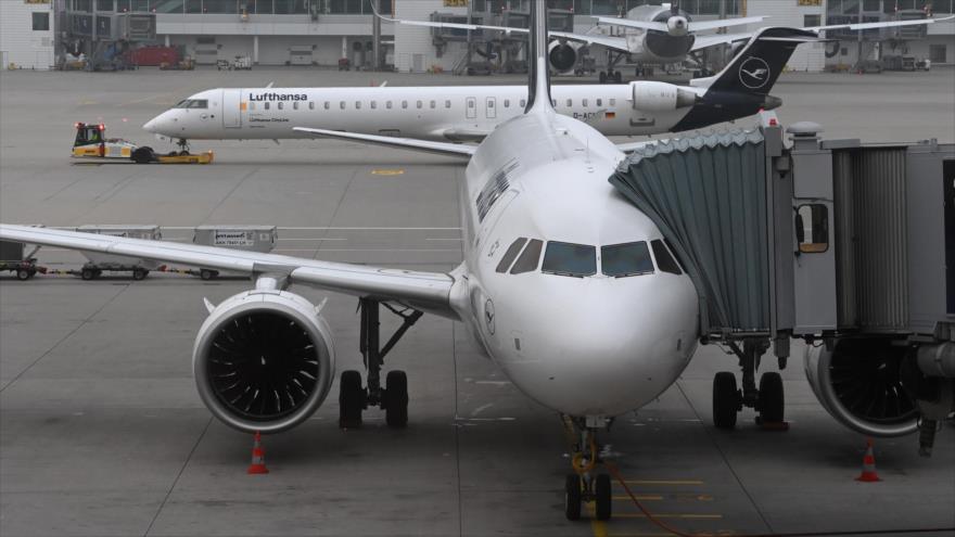 Aviones de la aerolínea Lufthansa en una terminal del aeropuerto Franz-Josef-Strauss en Múnich, Alemania, 12 de noviembre de 2020. (Foto: AFP)