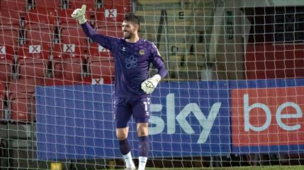 Vídeo: Arquero galés bate récord de gol desde mayor distancia