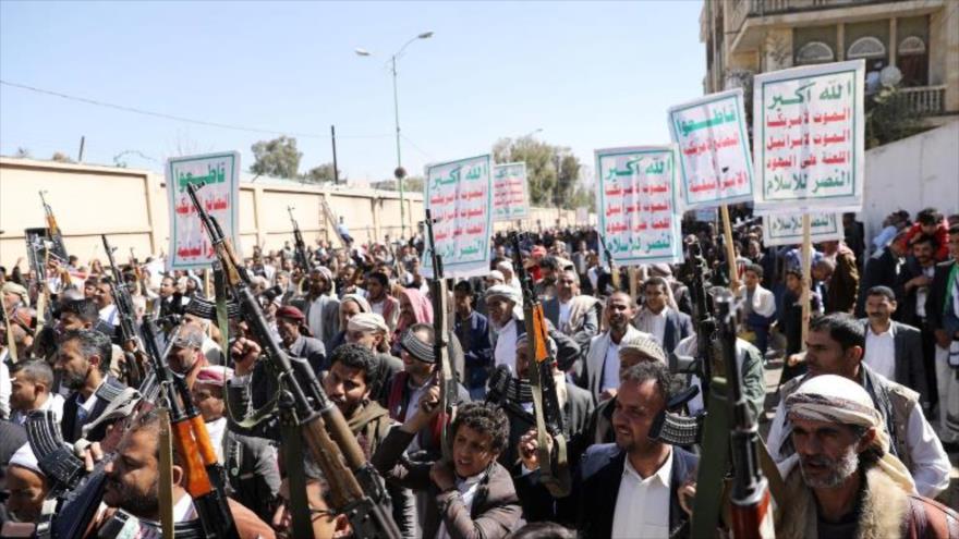 Los partidarios del movimiento popular yemení Ansarolá durante una protesta contra EE.UU. en Saná, capital, 20 de enero de 2021. (Foto: Reuters)