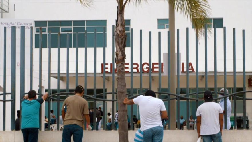 Personas esperan en la entrada de un hospital en Ecuador.