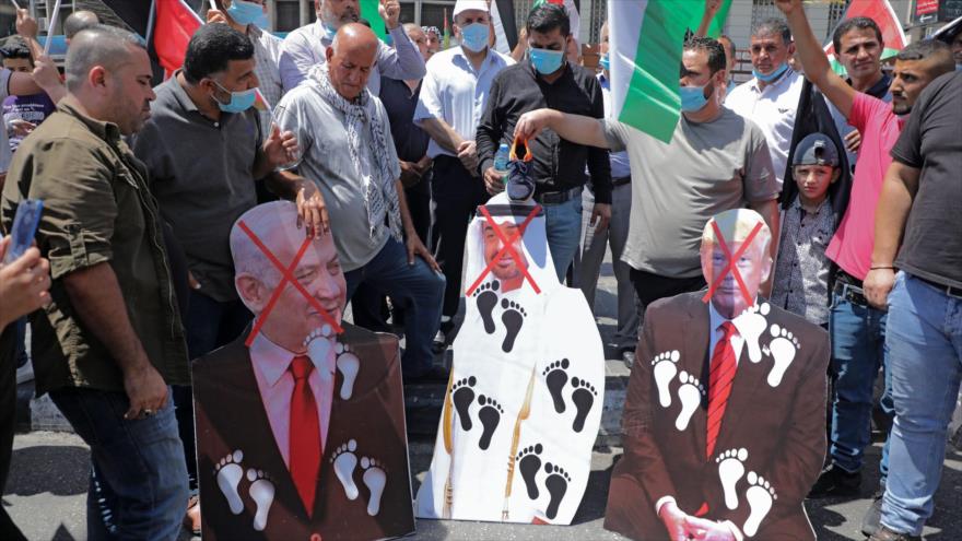 Palestinos protestan contra la normalización de lazos entre los EAU e Israel en Cisjordania ocupada, 14 de agosto de 2020. (Foto: AFP)