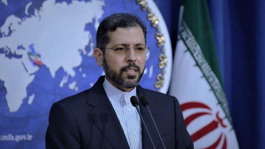 El portavoz de la Cancillería iraní, Said Jatibzade, habla con la prensa en Teherán, la capital.