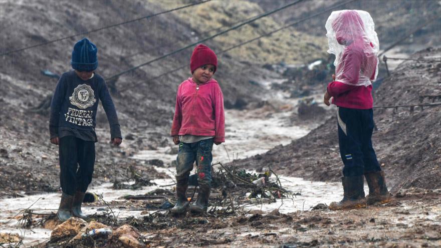 Niños sirios juegan en el campamento de Atme cerca de la frontera con Turquía en la provincia de Idlib (Siria), 17 de enero de 2021. (Foto: AFP)