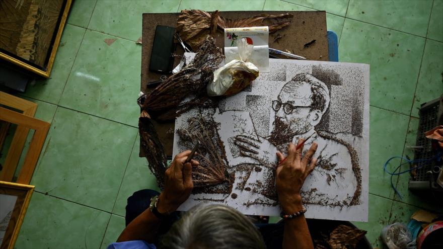 Artista se vuelve viral por realizar obras con hojas de loto secas