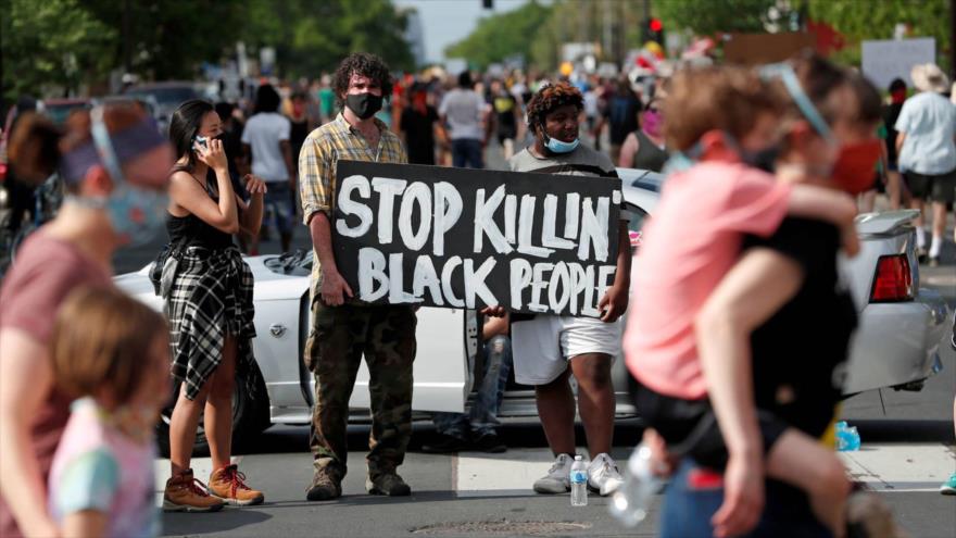 Manifestantes se reúnen en el lugar donde el afroamericano George Floyd fue asesinado por la un policía de Minneapolis, EE.UU., 26 de mayo de 2020. (Foto: Reuters)