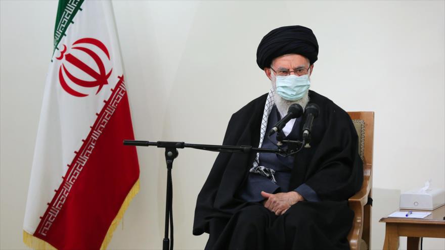 El Líder de Irán, el ayatolá Seyed Ali Jamenei, en un encuentro con la familia del científico Mohsen Fajrizade, 25 de enero de 2021. (Foto: khamenei.ir)