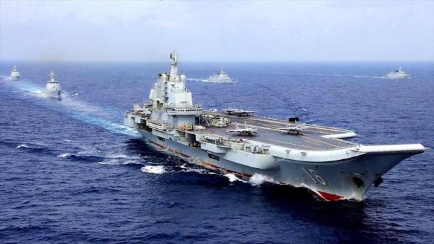 El portaviones Liaoning participa en un simulacro militar de la Armada china en el océano Pacífico Occidental, 18 de abril de 2018. (Foto: Reuters)