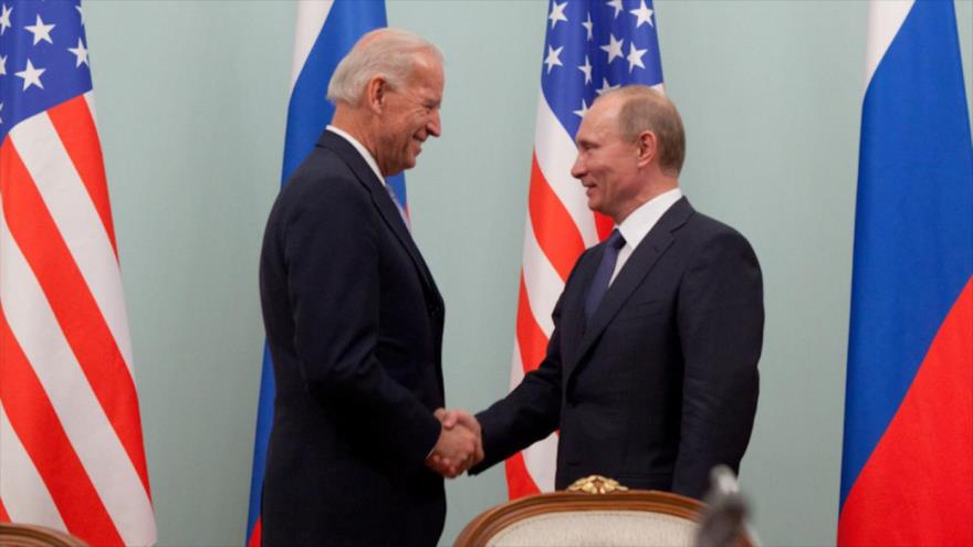 Presidente ruso Vladimir Putin (dcha.) y su par estadounidense Joe Biden (exvicepresidente de EE.UU.) reunidos en Moscú (capital rusa), 10 de marzo de 2011.