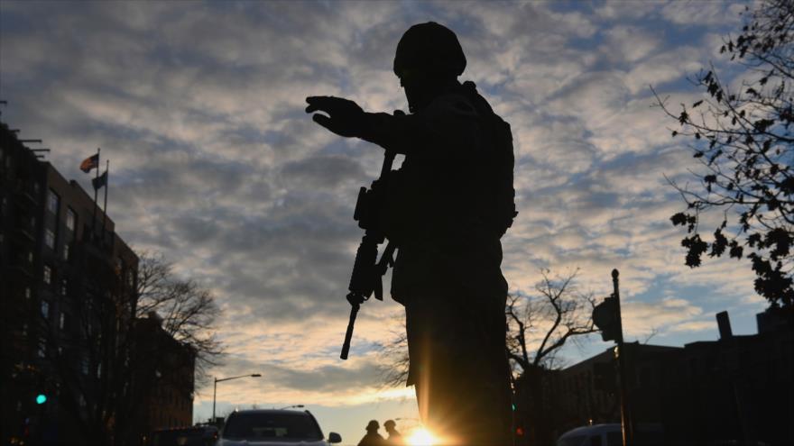 Un miembro de la Guardia Nacional de EE.UU. cerca del Capitolio (sede del Congreso), Washington D.C. (la capital), 19 de enero de 2021. (Foto: AFP)