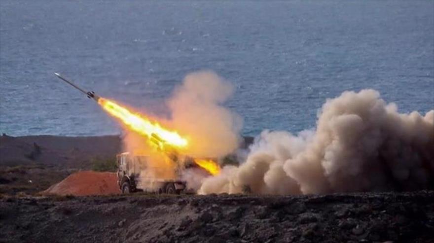 El lanzamiento de un misil por parte del CGRI de Irán durante unos ejercicios militares, 29 de julio de 2020. (Foto: Tasnim)
