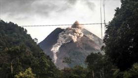 Vídeo: Volcán más activo de Indonesia arroja un río de lava