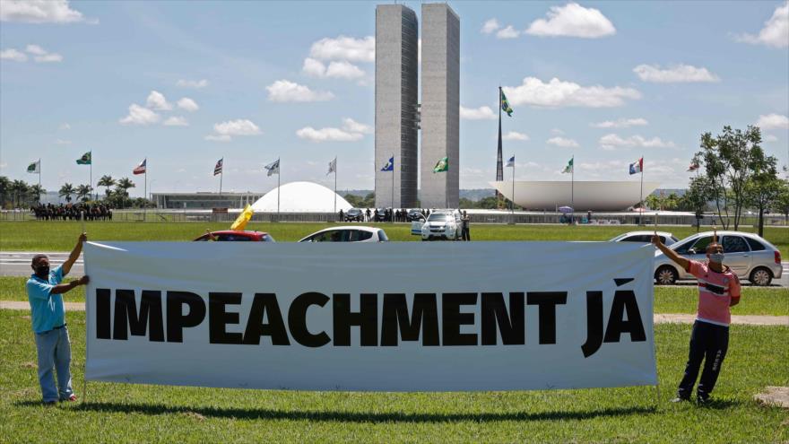 Protestan contra las medidas del presidente de Brasil, Jair Bolsonaro, ante el coronavirus, Brasilia, 17 de enero de 2021. (Foto: AFP)