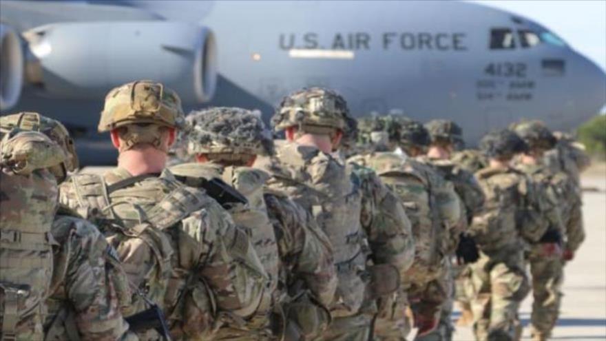 Soldados estadounidenses esperan para subir a un avión de la Fuerza Aérea de EE.UU.