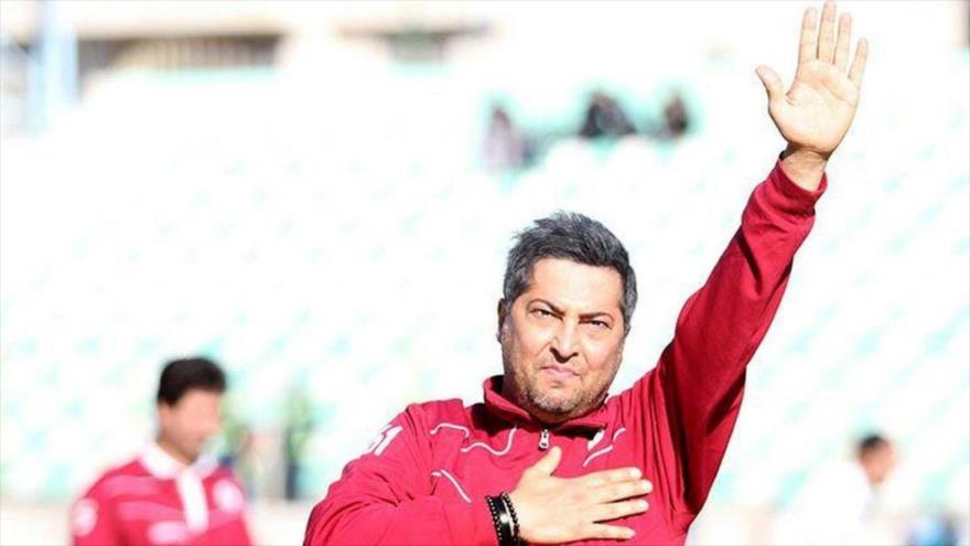 El jugador de fútbol iraní Mehrdad Minavand, como entrenador en el equipo Sefidrud Rasht.