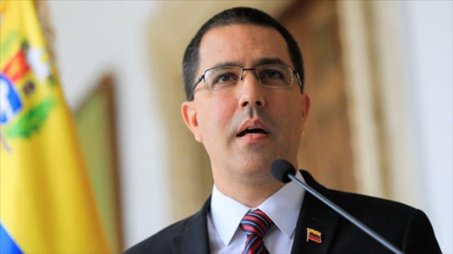 El canciller venezolano, Jorge Arreaza, habla con la prensa en Caracas (capital), 30 de agosto de 2019. (Foto: Reuters)