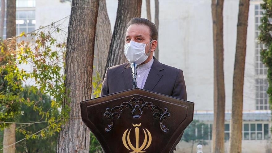 El jefe del Gabinete del presidente iraní, Mahmud Vaezi, habla con la prensa en Teherán, capital, 27 de enero de 2021. (Foto: Fars)