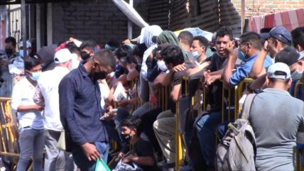 Migrantes llegan en pequeños grupos a la frontera sur de México