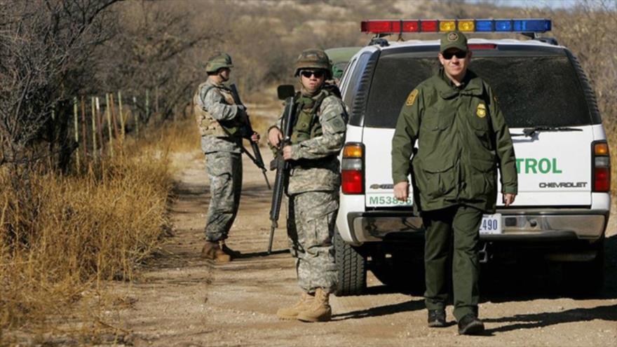 Miembros de la Guardia Nacional de Nueva York (izda.) con un agente de la Patrulla Fronteriza cerca de la frontera entre Arizona y México. (Foto: AP)