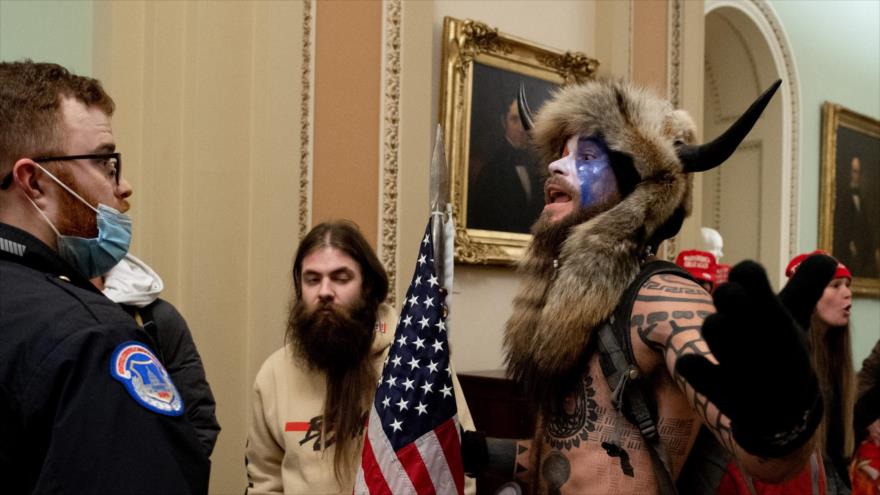 ‘Vikingo’ asaltante al Capitolio de EEUU testificará contra Trump | HISPANTV