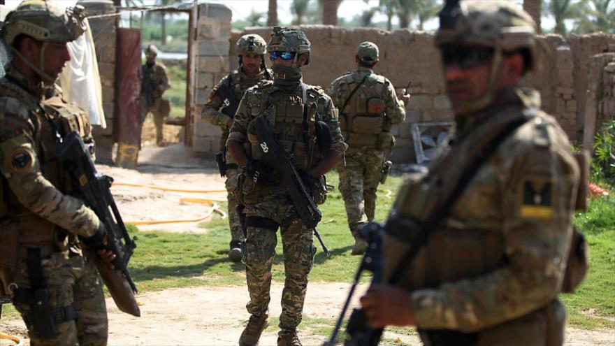 Soldados de las Fuerzas de Respuesta Rápida de Irak en busca de sospechosos de Daesh en un distrito al norte de Bagdad, 21 de julio de 2019. (Foto: AFP)
