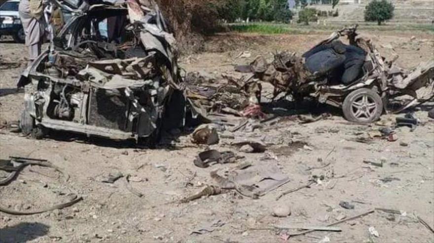 Restos del coche cargado de explosivos tras atentado en Nangarhar, Afganistán, 30 de enero de 2021.